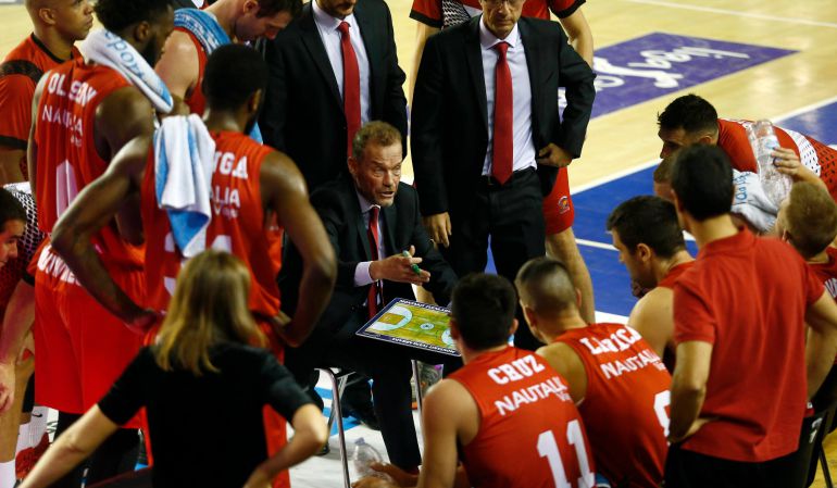 Nestor García da instrucciones a sus jugadores durante un tiempo muerto. Nestor García da instrucciones a sus jugadores durante un tiempo muerto.