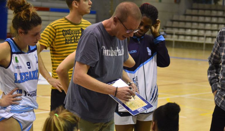 Nacho García (c), durante un tiempo muerto esta campaña en la que el Baloncesto Leganés se quedó fuera de los playoff tras una mala racha de resultados. Nacho García (c), durante un tiempo muerto esta campaña en la que el Baloncesto Leganés se quedó fuera de los playoff tras una mala racha de resultados.