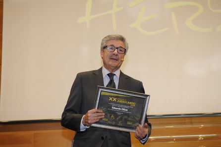 Eduardo Oliver con su premio sorpresa. Eduardo Oliver con su premio sorpresa.