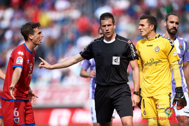 Íñigo Pérez reclama al colegiado del partido Numancia-Valladolid. Íñigo Pérez reclama al colegiado del partido Numancia-Valladolid.