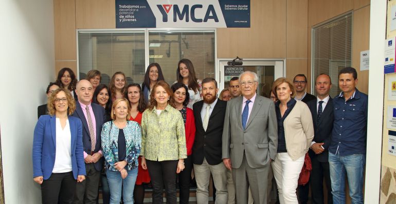La consejera de Bienestar Social, Aurelia Sánchez junto a trabajadores de YMCA y otras personalidades que han asisitido al acto La consejera de Bienestar Social, Aurelia Sánchez junto a trabajadores de YMCA y otras personalidades que han asisitido al acto