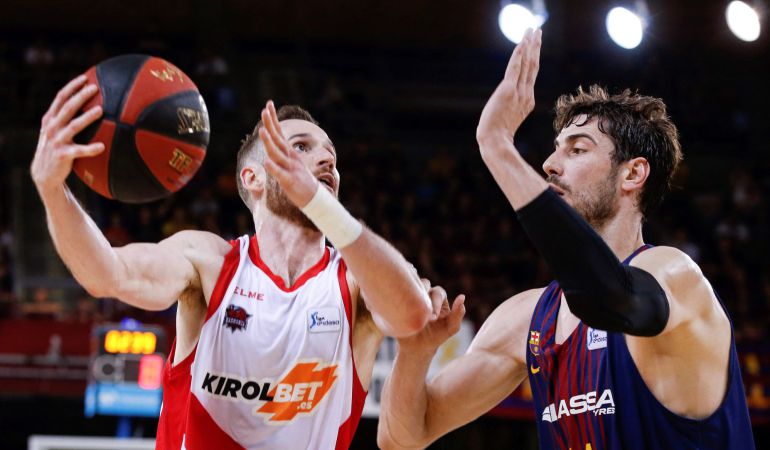 Marcelinho Huertas trata de superar la defensa de Ante Tomic. Marcelinho Huertas trata de superar la defensa de Ante Tomic.
