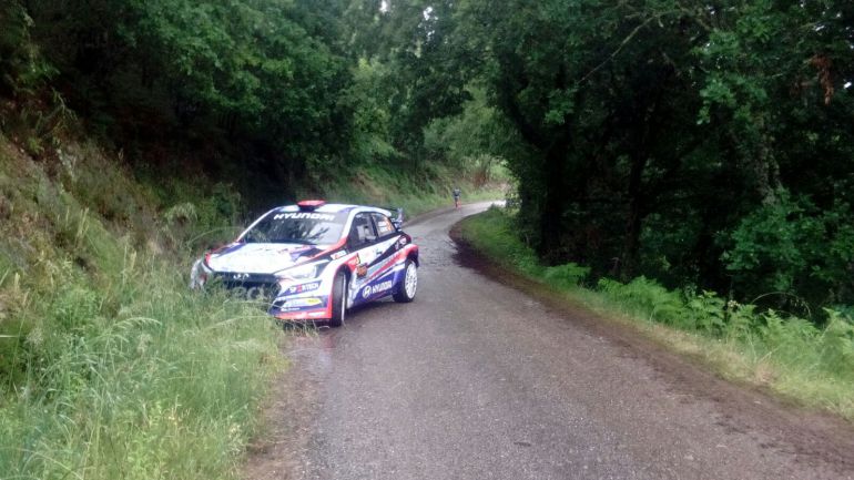 Iván Ares, era segundo, pese a las dificultades que tuvo a lo largo del rallye. Aquí se ve, en un tramo con problemas. Iván Ares, era segundo, pese a las dificultades que tuvo a lo largo del rallye. Aquí se ve, en un tramo con problemas.