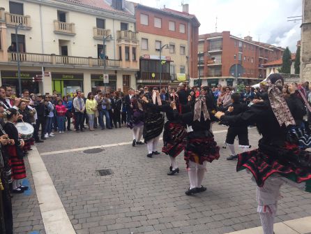 El grupo de danzas Villa de Cuéllar, baila en el día de la provincia celebrado en Cuéllar El grupo de danzas Villa de Cuéllar, baila en el día de la provincia celebrado en Cuéllar