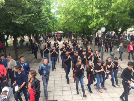 La Escuela de Dulzaina de Cuéllar durante el pasacalles del Día de la Provincia La Escuela de Dulzaina de Cuéllar durante el pasacalles del Día de la Provincia