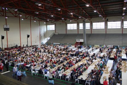 Centenares de personas degustan el almuerzo solidario del segador en el pabellón Santa clara de Cuéllar Centenares de personas degustan el almuerzo solidario del segador en el pabellón Santa clara de Cuéllar