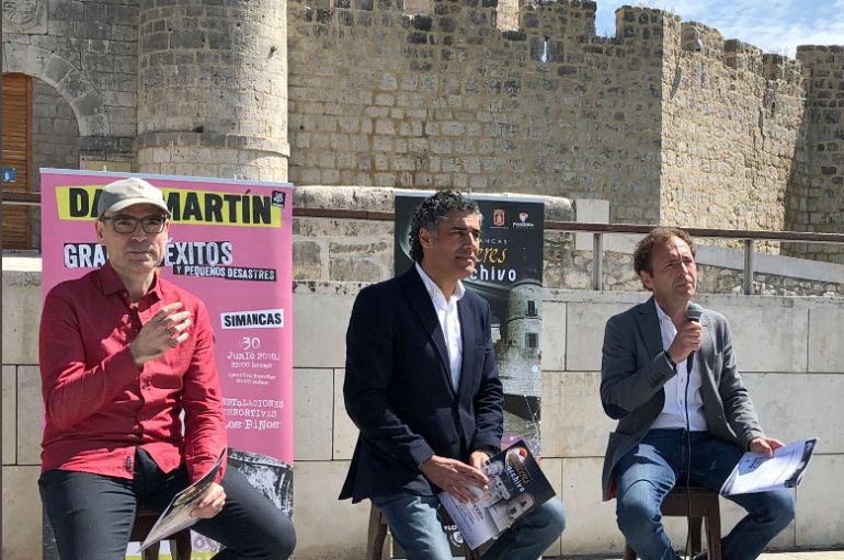 El alcalde de Simancas, Alberto Plaza (C), el consejero de Pandora Producciones, Juanjo Rodríguez (D), y el coordinador de la programación, Mario del Campo (I), durante la presentación del ciclo musical 'Atardeceres en el Archivo' que tendrá lugar en la localidad vallisoletana de Simancas
El alcalde de Simancas, Alberto Plaza (C), el consejero de Pandora Producciones, Juanjo Rodríguez (D), y el coordinador de la programación, Mario del Campo (I), durante la presentación del ciclo musical 'Atardeceres en el Archivo' que tendrá lugar en la localidad vallisoletana de Simancas