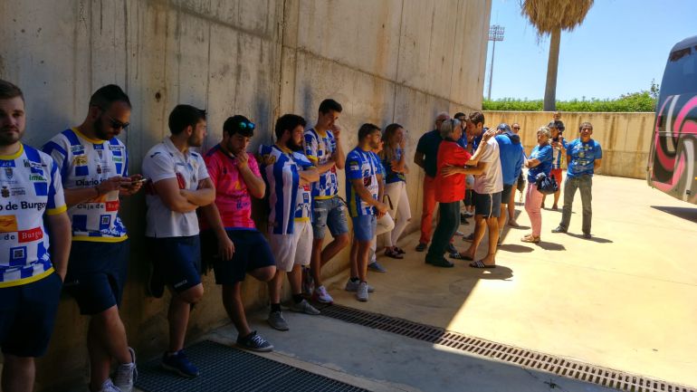 La afición de la Arandina, rota, esperando la salida de los jugadores La afición de la Arandina, rota, esperando la salida de los jugadores