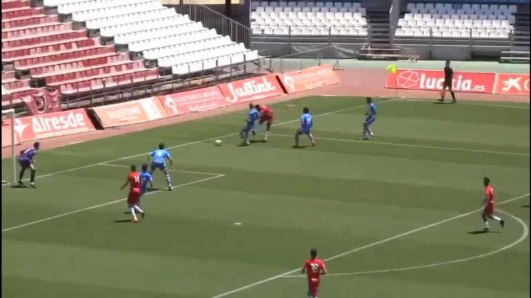 Momento en el que el delantero rojiblanco Sekou dispara a puerta y el esférico sale fuera sin que toque en el defensa blanquiazul, Pablo. Momento en el que el delantero rojiblanco Sekou dispara a puerta y el esférico sale fuera sin que toque en el defensa blanquiazul, Pablo.