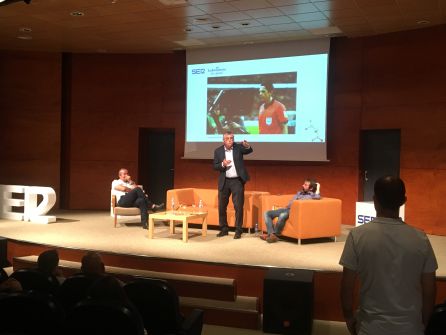 Conferencia: Michael Robinson: "No veo ningún equipo superior a España" Conferencia: Michael Robinson: "No veo ningún equipo superior a España"