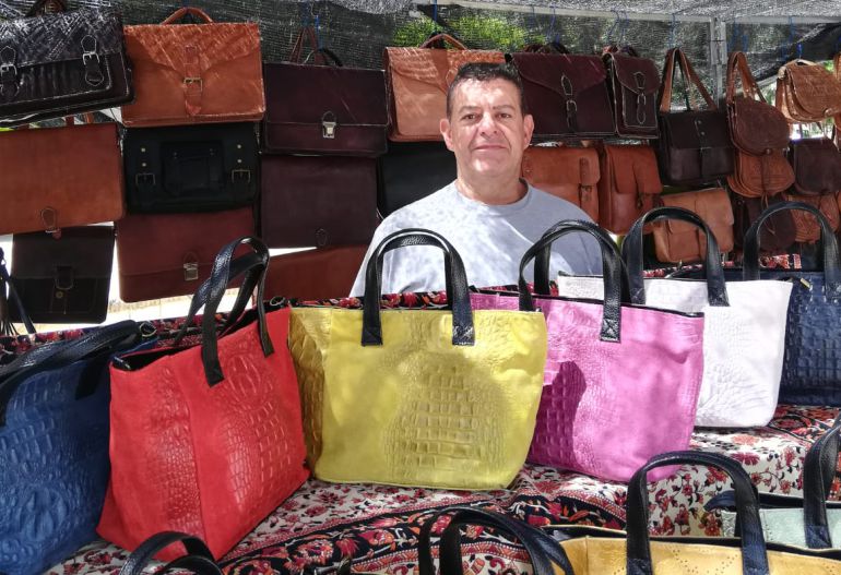Julio en su puesto de mercadillo Julio en su puesto de mercadillo