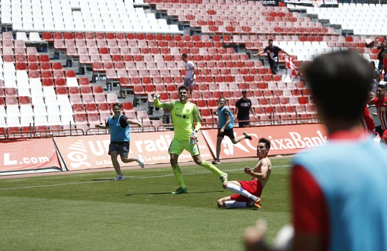 Albert Batalla celebra el gol que daba el pase al filial. Albert Batalla celebra el gol que daba el pase al filial.