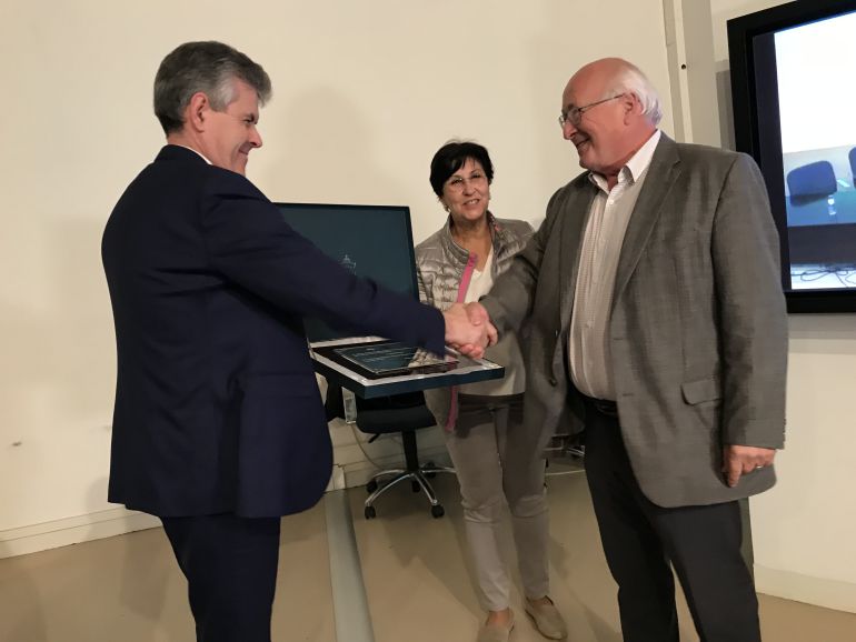 El prestigiosoo investigador francés, Gerard Hérail, recoge la placa que le han dedicado por su investigación el IEB y la UNED El prestigiosoo investigador francés, Gerard Hérail, recoge la placa que le han dedicado por su investigación el IEB y la UNED