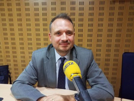 Ferran Camas, als estudis de Ràdio Girona Ferran Camas, als estudis de Ràdio Girona