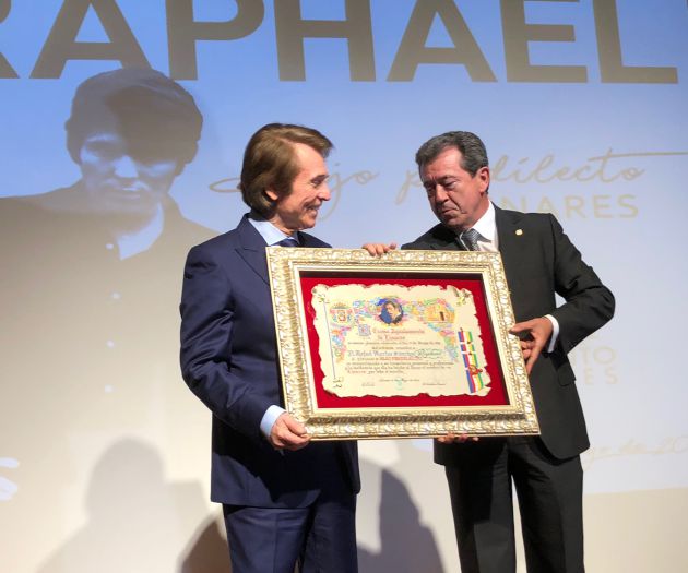El alcalde de Linares, Juan Fernández, entrega el título de Hijo Predilecto a Raphael. El alcalde de Linares, Juan Fernández, entrega el título de Hijo Predilecto a Raphael.