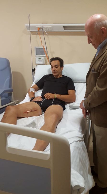 Manuel Jesús 'El Cid' muestra la herida en su muslo derecho al doctor García Padrós Manuel Jesús 'El Cid' muestra la herida en su muslo derecho al doctor García Padrós
