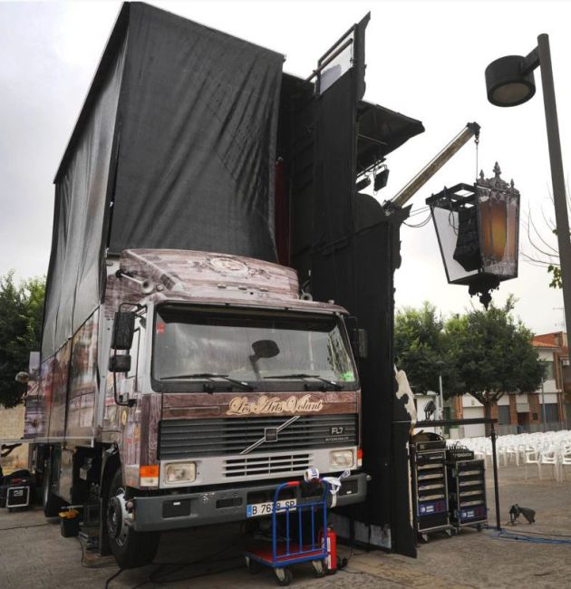 Camión que transporta los elementos necesarios para montar el escenario de Les Arts Volant Camión que transporta los elementos necesarios para montar el escenario de Les Arts Volant