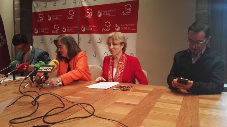 De izquierda a derecha: Roberto Esteban, concejal de Cultura y Turismo de Las Navas del Marqués, Sonsoles Sánchez-Reyes, teniente de alcalde de Cultura del Ayuntamiento de Ávila, Maite Seco, organizadora del Festival y Gerardo Pérez, alcalde de Las Navas del Marqués. De izquierda a derecha: Roberto Esteban, concejal de Cultura y Turismo de Las Navas del Marqués, Sonsoles Sánchez-Reyes, teniente de alcalde de Cultura del Ayuntamiento de Ávila, Maite Seco, organizadora del Festival y Gerardo Pérez, alcalde de Las Navas del Marqués.