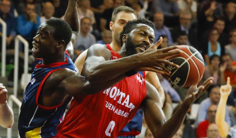 El pivot inglés del Montakit Fuenlabrada, Gabriel Olaseni, pelea por el balón ante el un "ex" del 'Fuenla': el jugador senegalés del MoraBanc Andorra, Moussa Diagne. El pivot inglés del Montakit Fuenlabrada, Gabriel Olaseni, pelea por el balón ante el un "ex" del 'Fuenla': el jugador senegalés del MoraBanc Andorra, Moussa Diagne.