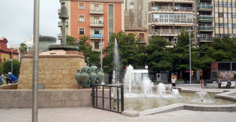 Fuente ornamental de la Plaza de la Constitución de Jaén capital. Fuente ornamental de la Plaza de la Constitución de Jaén capital.