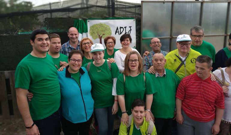 Foto de familia con usuarios, autoridades y familiares de ADIJ Foto de familia con usuarios, autoridades y familiares de ADIJ