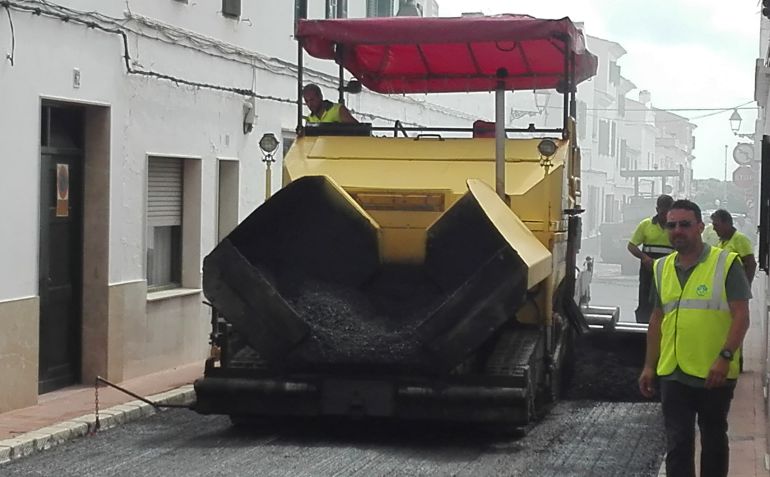Operarios y máquinas asfaltaban la calle Sant Esteve de Sant Lluís. Operarios y máquinas asfaltaban la calle Sant Esteve de Sant Lluís.