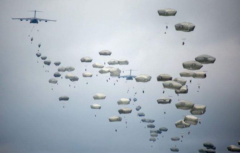 Militares de la brigada "Almogávares VI" de Paracaidistas y un batallón de la 173 Brigada Paracaidista de la Armada de Estados Unidos destacada en Vicenza, Italia, realizan un salto desde aviones C-17 Globemaster III del ejército estadounidense durante el ejercicio "Saber Strike West" Militares de la brigada "Almogávares VI" de Paracaidistas y un batallón de la 173 Brigada Paracaidista de la Armada de Estados Unidos destacada en Vicenza, Italia, realizan un salto desde aviones C-17 Globemaster III del ejército estadounidense durante el ejercicio "Saber Strike West"