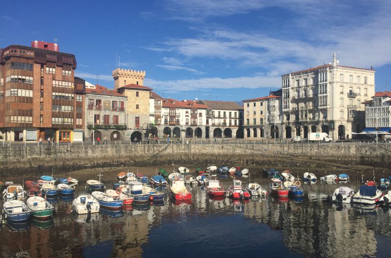 Dársena y Plaza del Ayuntamiento de Castro Urdiales. Dársena y Plaza del Ayuntamiento de Castro Urdiales.