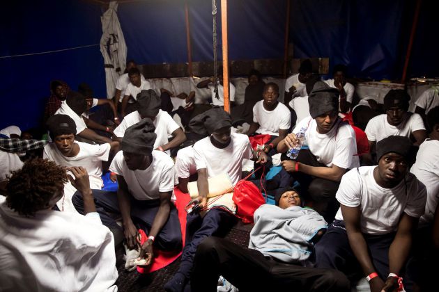 Rescate en alta mar, en la madrugada del domingo 10 de junio, de parte de los 629 inmigrantes que han sido trasladados al barco "Aquarius", fletado por Médicos Sin Fronteras y SOS Mediterranee, al que se le ha impedido atracar en Italia y Malta. El presidente del Gobierno español dio hoy instrucciones para que el barco pueda atracar en el puerto de Valencia para evitar una catástrofe humanitaria Rescate en alta mar, en la madrugada del domingo 10 de junio, de parte de los 629 inmigrantes que han sido trasladados al barco "Aquarius", fletado por Médicos Sin Fronteras y SOS Mediterranee, al que se le ha impedido atracar en Italia y Malta. El presidente del Gobierno español dio hoy instrucciones para que el barco pueda atracar en el puerto de Valencia para evitar una catástrofe humanitaria