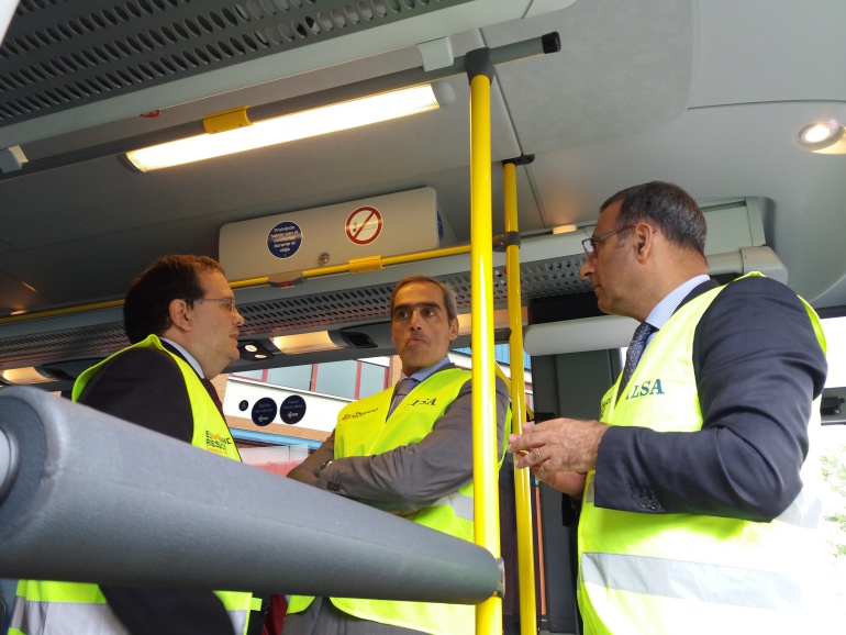 El Consejero de Infraestructuras, Fernando Lastra, conversa con el Presidente de ALSA Asturias, Jacobo Cosmen y otros responsables de la empresa en el interior de uno de los nuevos autobuses El Consejero de Infraestructuras, Fernando Lastra, conversa con el Presidente de ALSA Asturias, Jacobo Cosmen y otros responsables de la empresa en el interior de uno de los nuevos autobuses