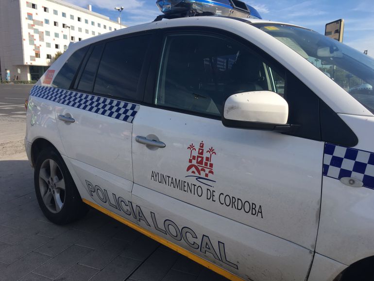 Un coche de la policía local de Córdoba en una imagen de archivo Un coche de la policía local de Córdoba en una imagen de archivo