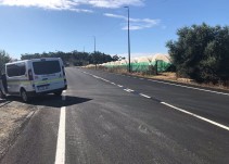 Un vecino pinta la línea contínua de una carretera en Lepe para acceder a su finca