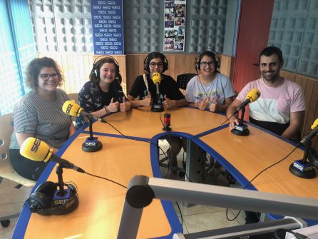 Las alumnas del IES Balàfia junto a sus dos profesores Las alumnas del IES Balàfia junto a sus dos profesores