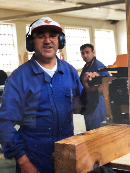 El taller de madera a pleno rendimimiento con Enedino, uno de los veteranos, en primera fila El taller de madera a pleno rendimimiento con Enedino, uno de los veteranos, en primera fila