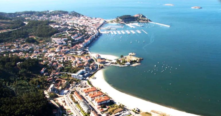 Imagen de Baiona con el Monte Real al fondo Imagen de Baiona con el Monte Real al fondo