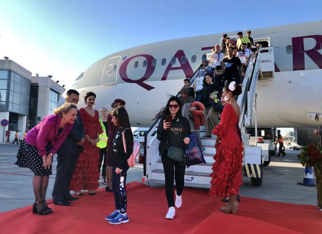 Los responsables de Qatar Airlines y del Aeropuerto de Málaga reciben a los pasajeros del vuelo en las escalinetas de la aeronave Los responsables de Qatar Airlines y del Aeropuerto de Málaga reciben a los pasajeros del vuelo en las escalinetas de la aeronave