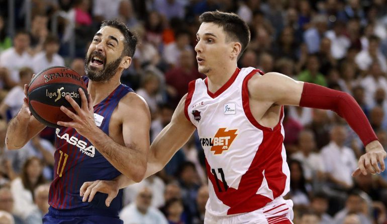 Matt Janning se esmera en la defensa del azulgrana Juan Carlos Navarro. Matt Janning se esmera en la defensa del azulgrana Juan Carlos Navarro.