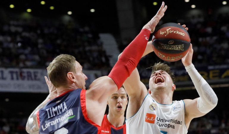 Jannis Timma consigue taponar al merengue Luca Doncic. Jannis Timma consigue taponar al merengue Luca Doncic.