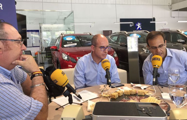Juan Manuel Molina, gerente de AMI Peugeot y Miguel Ángel Rodríguez, reponsable de la financiera PSA, durante su intervención en el programa realizadodesde las instalaciones de AMI Peugeot. Juan Manuel Molina, gerente de AMI Peugeot y Miguel Ángel Rodríguez, reponsable de la financiera PSA, durante su intervención en el programa realizadodesde las instalaciones de AMI Peugeot.