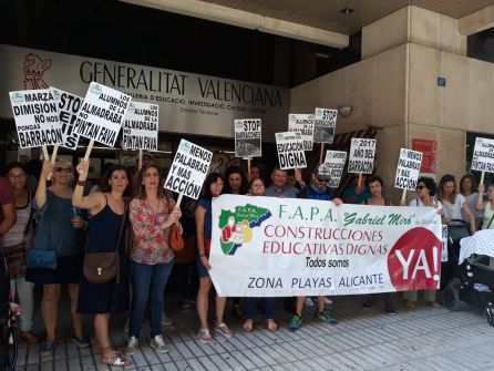 Las ampas de playas se han concentrado ante la dirección territorial de Educación. Las ampas de playas se han concentrado ante la dirección territorial de Educación.