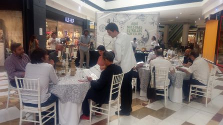 Durante el servicio de desayuno. Durante el servicio de desayuno.