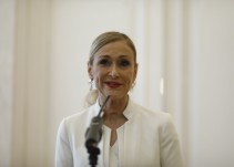 La juez imputa a otros cuatro docentes del máster de Cristina Cifuentes