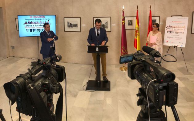 El director de la Cadena SER en la Región de Murcia, Domingo Camacho, el alcalde de Murcia, José Ballesta, y la responsable Comunicación del Centro Regional de Hemodonación, Toñi Gómez El director de la Cadena SER en la Región de Murcia, Domingo Camacho, el alcalde de Murcia, José Ballesta, y la responsable Comunicación del Centro Regional de Hemodonación, Toñi Gómez