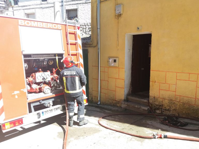 Los bomberos de Cuéllar intervienen en sofocar un incendio en la calle La Barrera Los bomberos de Cuéllar intervienen en sofocar un incendio en la calle La Barrera