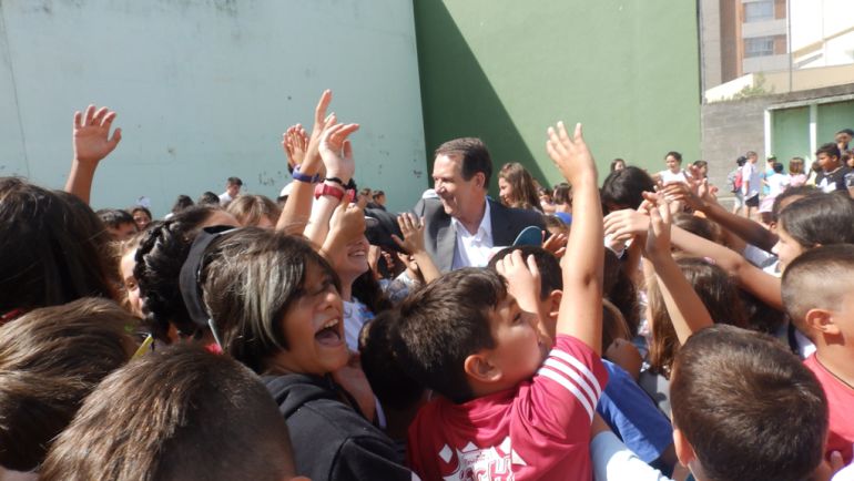 Abel Caballero, alcalde de Vigo, en una visita a los campamentos de verano Abel Caballero, alcalde de Vigo, en una visita a los campamentos de verano