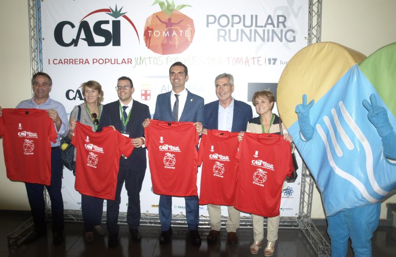 Foto de familia con el alcalde Fernández-Pacheco. Foto de familia con el alcalde Fernández-Pacheco.