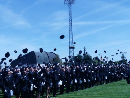 Los agentes lanzan sus gorras, después de romper filas Los agentes lanzan sus gorras, después de romper filas