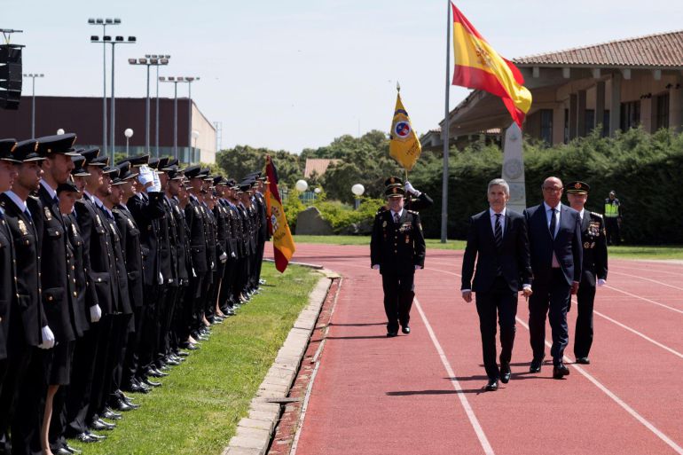 El ministro del Interior, Fernando Grande-Marlaska (3d), acompañado por el director general de la Policía, Germán López (2d), durante el acto de jura del cargo de la XXXII Promoción de la Escala Básica de la Policía Nacional El ministro del Interior, Fernando Grande-Marlaska (3d), acompañado por el director general de la Policía, Germán López (2d), durante el acto de jura del cargo de la XXXII Promoción de la Escala Básica de la Policía Nacional