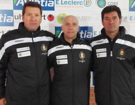 Calero, en el centro, durante su presentación como técnico del C. Atlético de Pinto. Calero, en el centro, durante su presentación como técnico del C. Atlético de Pinto.