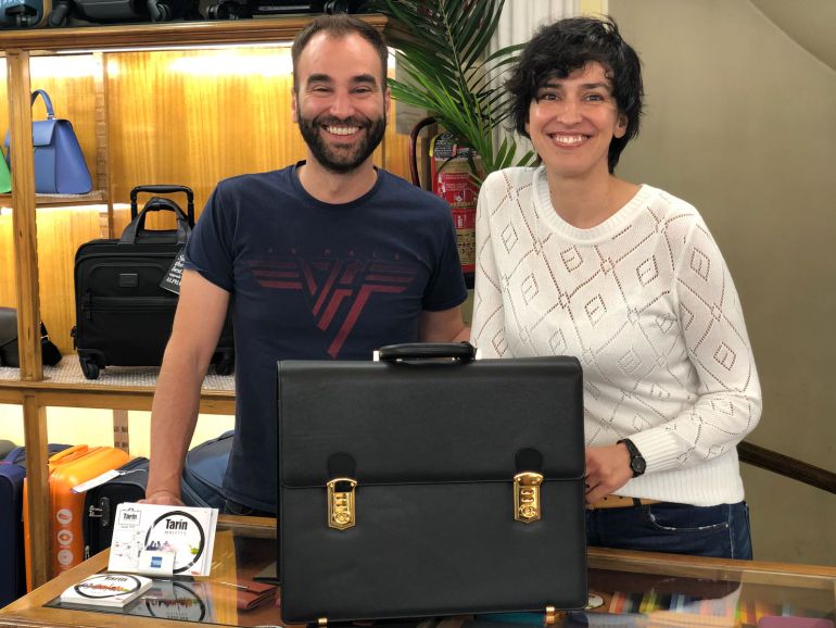 Esteban y Mónica Tarín posan junto al modelo de cartera que utilizan los ministros del Gobierno Esteban y Mónica Tarín posan junto al modelo de cartera que utilizan los ministros del Gobierno